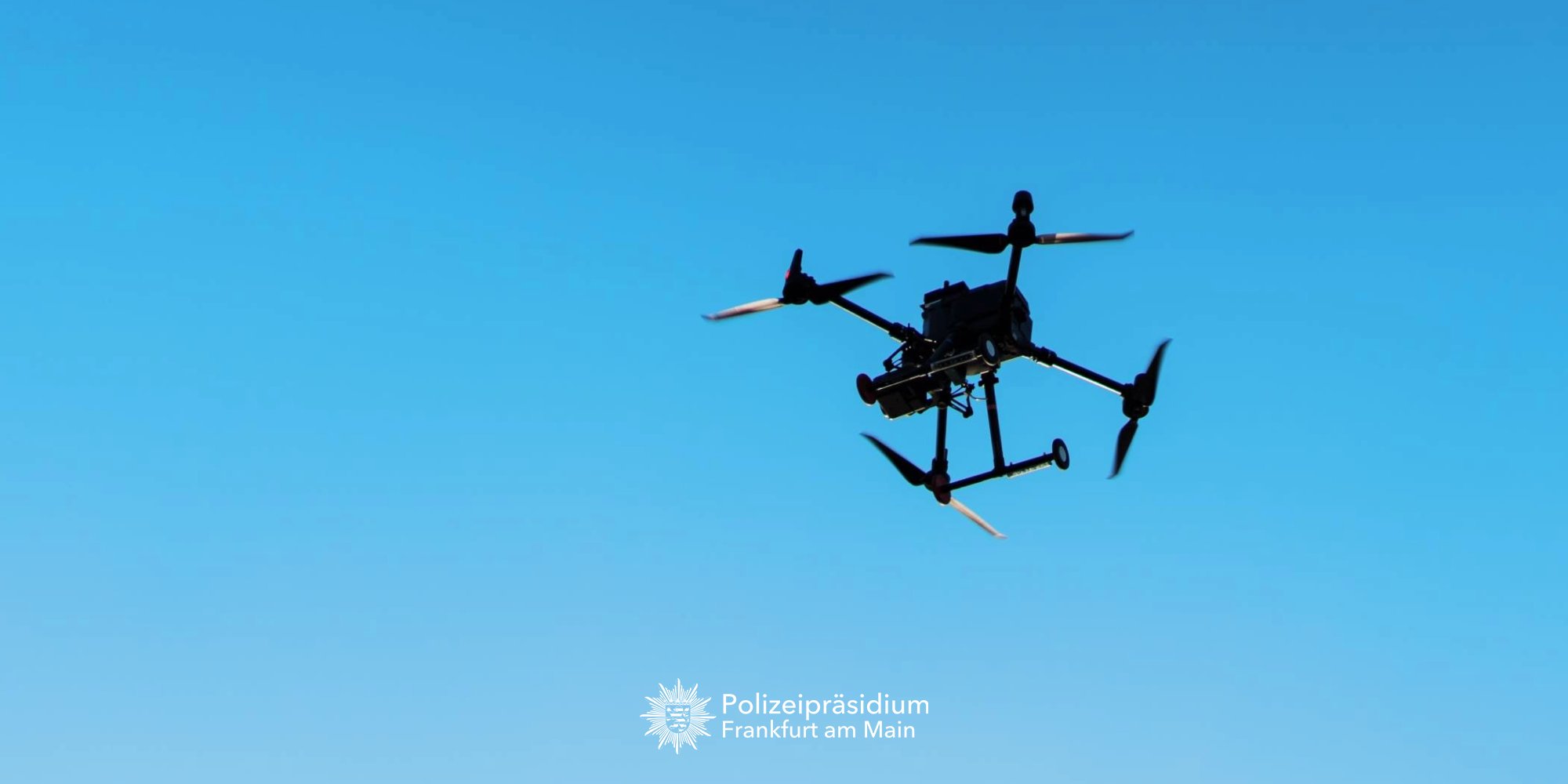 Bild der polizeilichen Drohne vor blauem Himmel