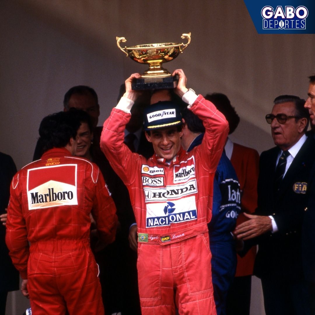 Una foto de Ayrton Senna levantando el trofeo de ganador del GP de Mónaco de la F1