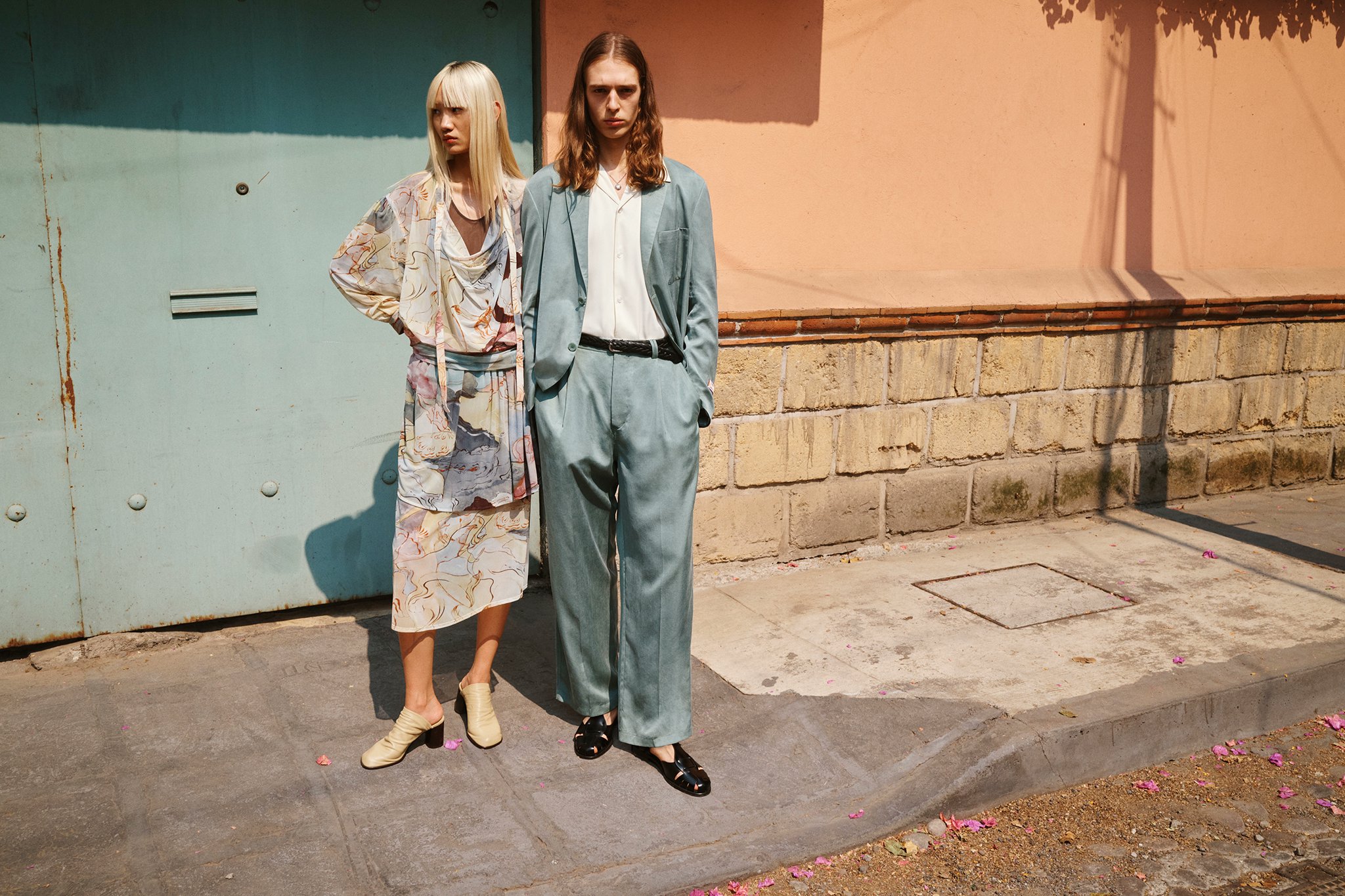 FARFETCH SPRING/SUMMER 2026 CAMPAIGN

📌 FARFETCH Inspires Versatile Wardrobes with Spring/Summer 2026 Campaign
📍Shot in the colorful streets of Coyoacán, Mexico City, and on a modernist location house, the campaign reinforces the message 'wherever you're going, whatever you're wearing, FARFETCH it.'

FARFETCH, the global platform for luxury, unveils its Spring/Summer 2026 Campaign. Mexico offers the perfect synergy of bold modernist architecture and raw natural beauty, providing an authentic, high-contrast backdrop for the FARFETCH Spring/Summer curation.

Read more: https://www.fashiontrendsetter.com/v2/2026/03/10/farfetch-spring-summer-2026-campaign/

via @FTrendsetter  

Photos courtesy of FARFETCH https://www.instagram.com/farfetch/

#FARFETCH #SS26 #FashionCampaign #fashion #luxury