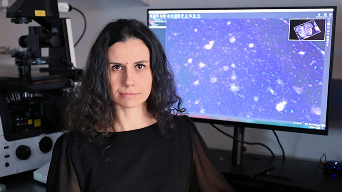 Photo of Dr. Sanja Vicković in front of imaging technology.