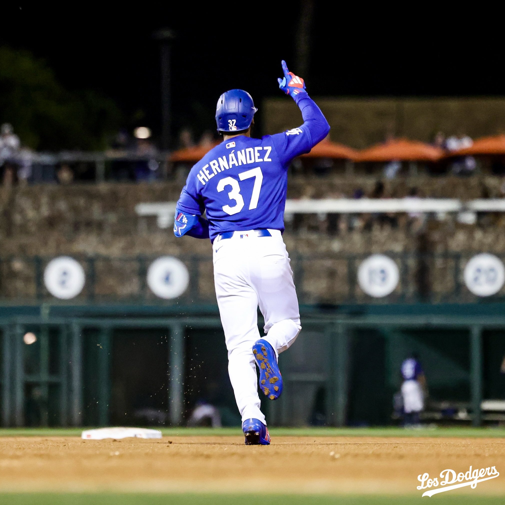 Teoscar Hernández corre las bases.