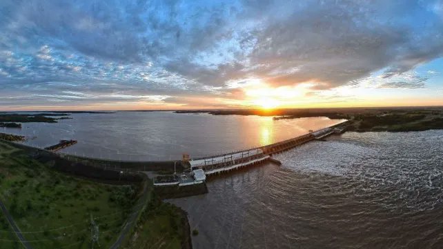Foto de la represa de Salto Grande al atardecer.