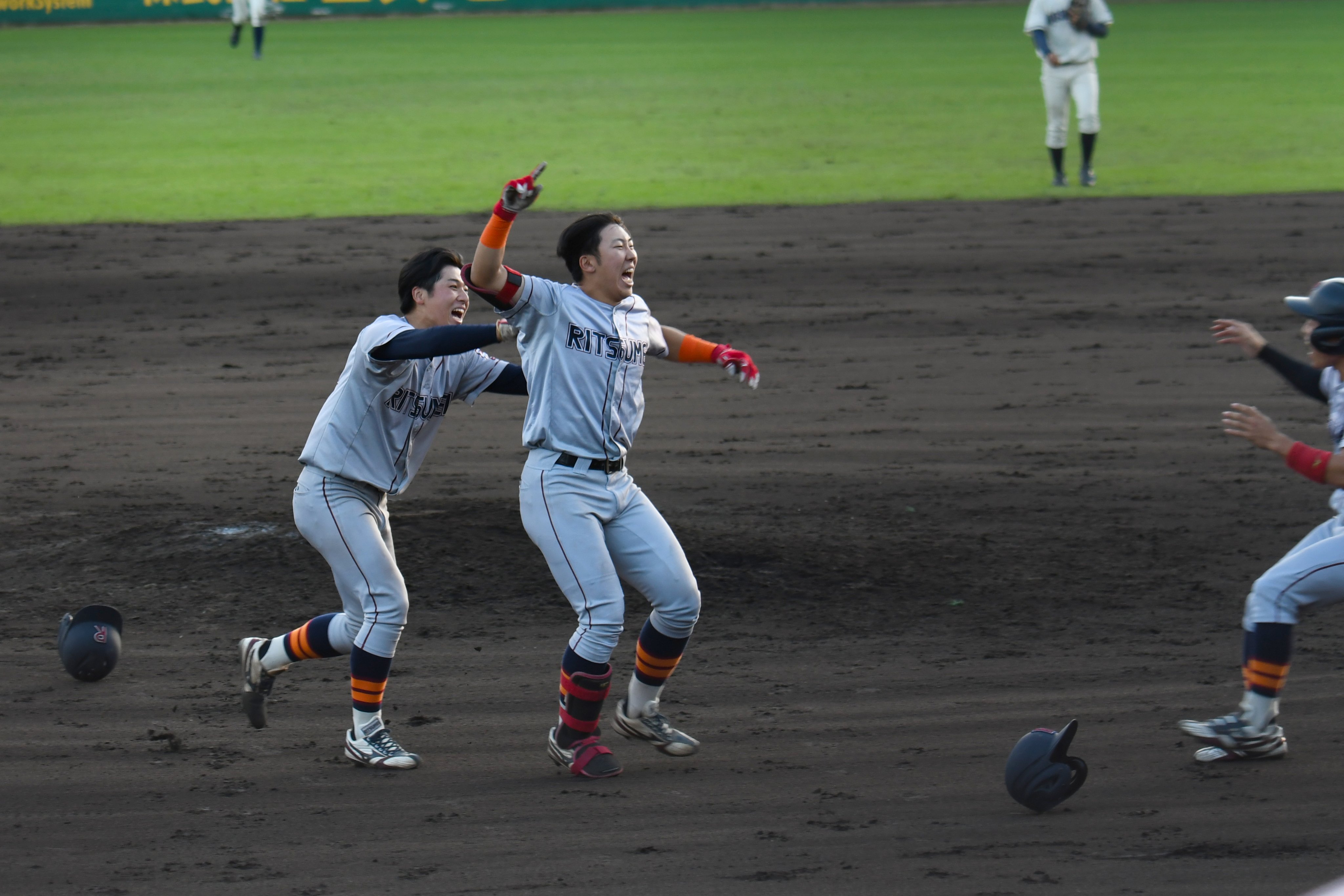 優勝決定打を打った坂下選手。
有馬投手がいるのが個人的に微笑ましいシーン🤭