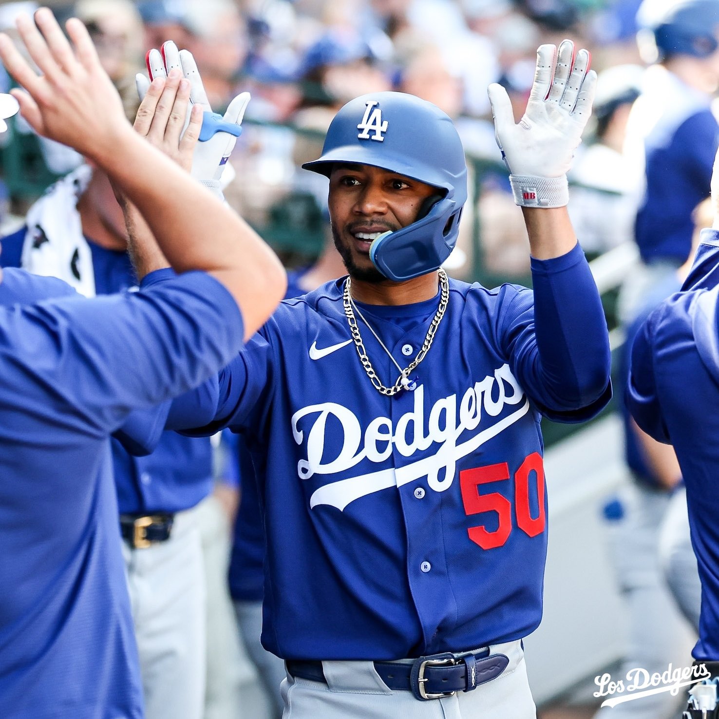 Mookie Betts saluda a sus compañeros en el dugout.