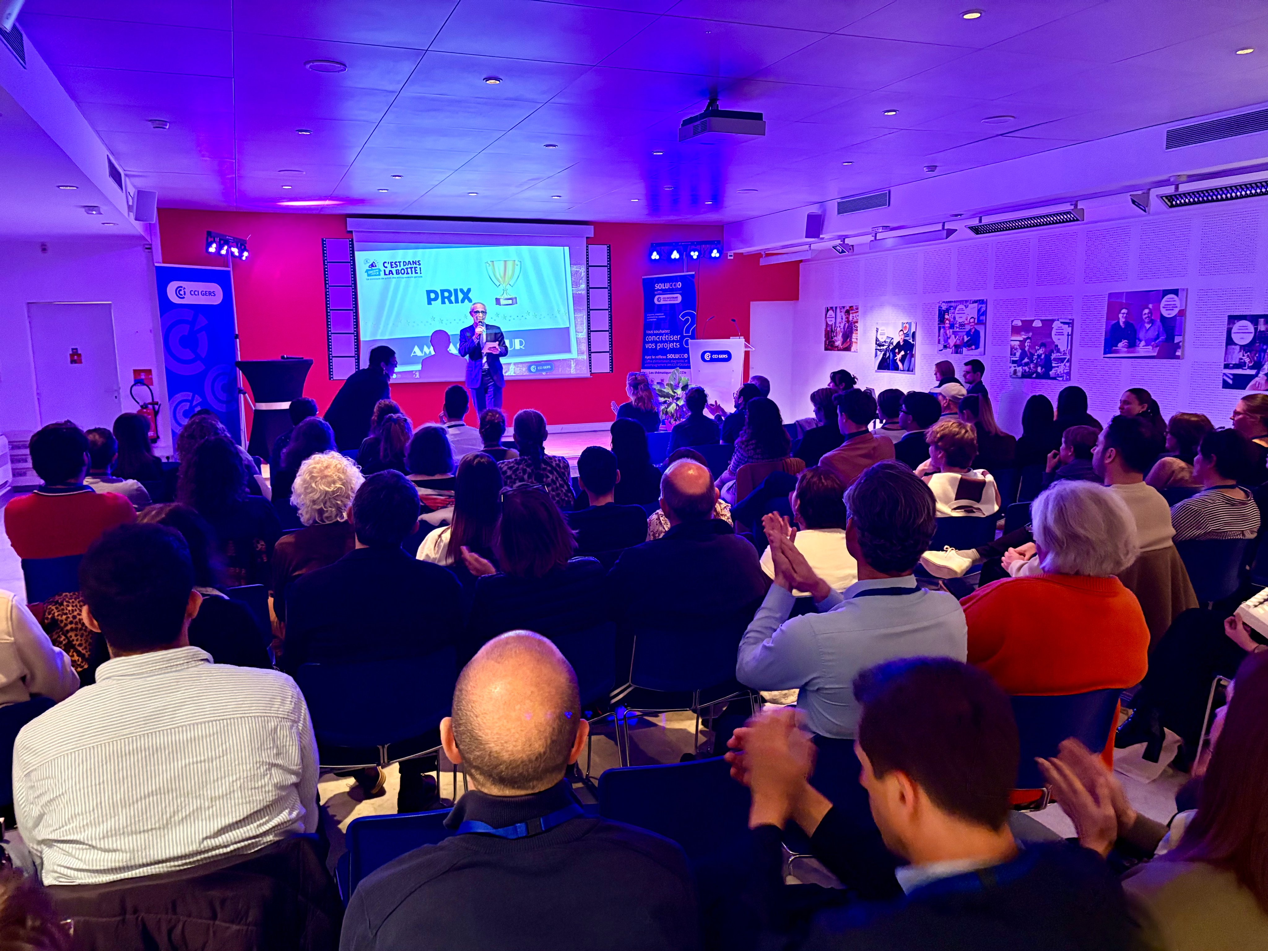« C’est dans la boîte ! », la 2ème édition du concours de pitchs organisé par la CCI DU GERS a rendu son verdict à Auch.

J’ai eu, cette année encore, le plaisir d’animer cette belle cérémonie. Un moment convivial, rythmé par des remises de prix, des pitchs bien sûr et par un quiz pour mieux découvrir la CCI, ses missions… et quelques clés de l’art du pitch. Une animation qui a permis aux nombreux chefs d’entreprise gersois de participer également activement à cette soirée.

Bravo aux lauréats, en particulier Domaine le Maska, créé par Tefy Razakamiadana et Laura Bensabat, qui remporte deux distinctions, le prix coup de cœur du public et celui du créateur/repreneur d’entreprise. Une magnifique mise en valeur pour ce nouveau lieu de réception et d’hébergement de groupes niché au cœur de la campagne gersoise.

Le prix de la Jeune Entreprise a été remis à Léonie Vidou pour Madame Denise, une agence de communication créée en août 2025, avec un discours qui a séduit par son enthousiasme !