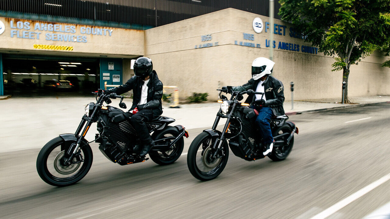 DAS URBANE KRAFTPAKET
🏙️ City-Style trifft auf E-Power! 
🔋 Bis zu 183 km Reichweite. Ladezeit? Kürzer als dein Lunchbreak!
➡️ Teste die Zukunft – jetzt Probefahrt buchen! 🔗 calendly.com/e-performance/livewire
📞 Oder direkt anrufen: +41 62 777 41 71

#LiveWire #EPerformance #Mulholland 