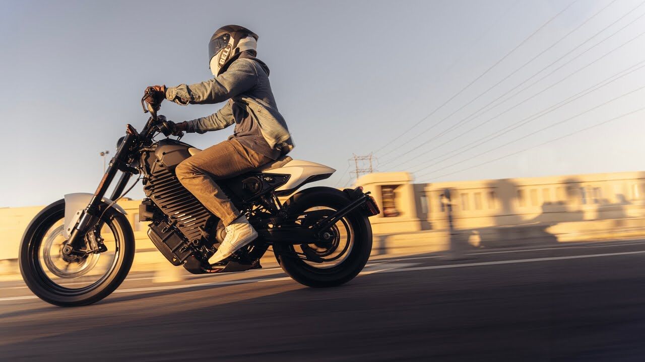 DAS URBANE KRAFTPAKET
🏙️ City-Style trifft auf E-Power! 
🔋 Bis zu 183 km Reichweite. Ladezeit? Kürzer als dein Lunchbreak!
➡️ Teste die Zukunft – jetzt Probefahrt buchen! 🔗 calendly.com/e-performance/livewire
📞 Oder direkt anrufen: +41 62 777 41 71

#LiveWire #EPerformance #Mulholland 