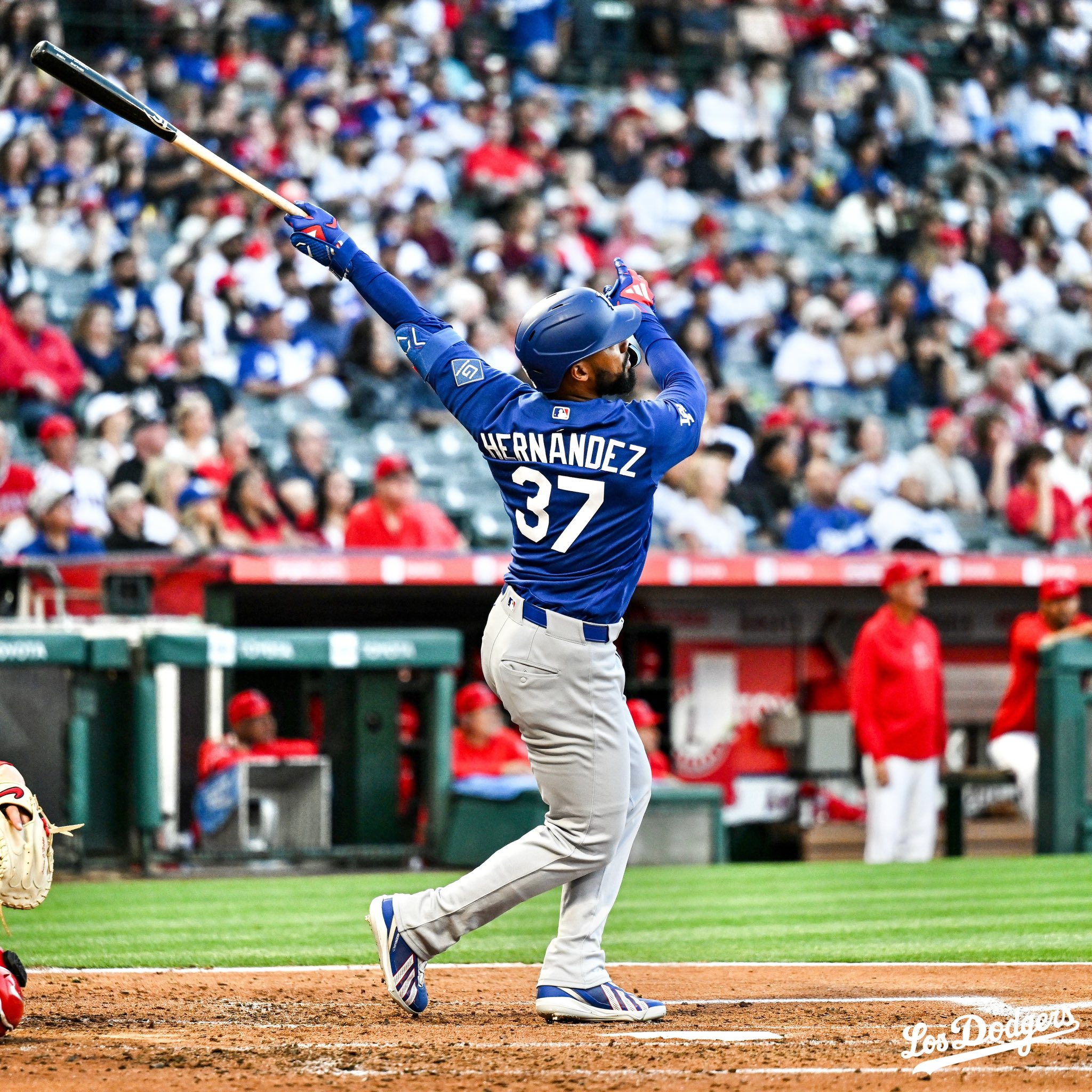 Una imagen de Teoscar Hernández después de conectar de cuadrangular en el plato.