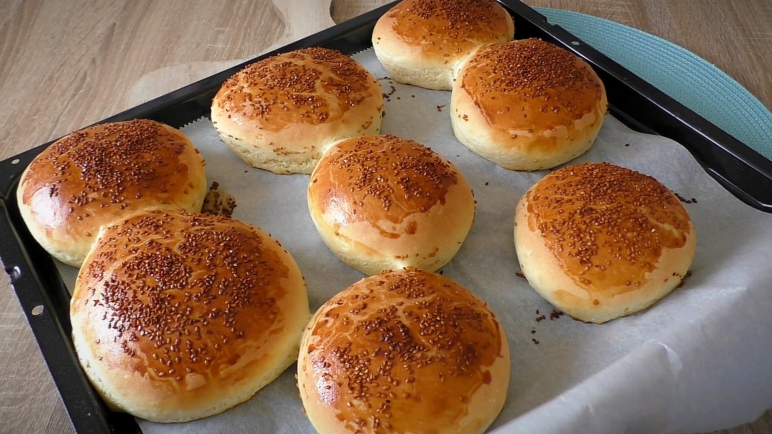 Yoğurma aşamasını el sürmeden bir tahta kaşık yardımıyla kolayca bitireceğiniz ve kullanılan malzemeleri için özel alışveriş yapmanıza gerek kalmadan mutfağınızda bulunanlarla hazırlanan Yoğurmadan Pamuk Poğaça Tarifi, Evdeki Pastane sayfamızda bilgilerinize sunulmuştur.