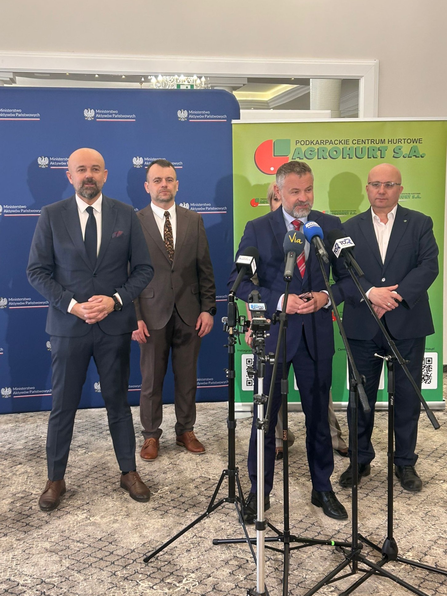 Wiceminister Grzegorz Wrona podczas konferencji prasowej.