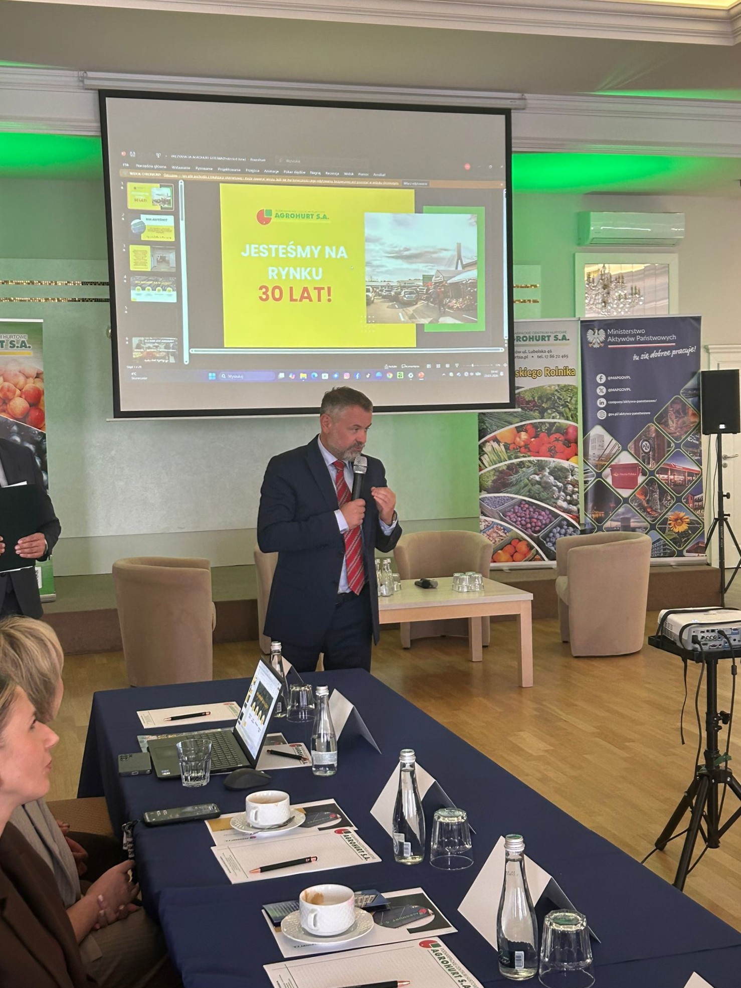 Wiceminister Grzegorz Wrona przemawia podczas konferencji w Rzeszowie. 