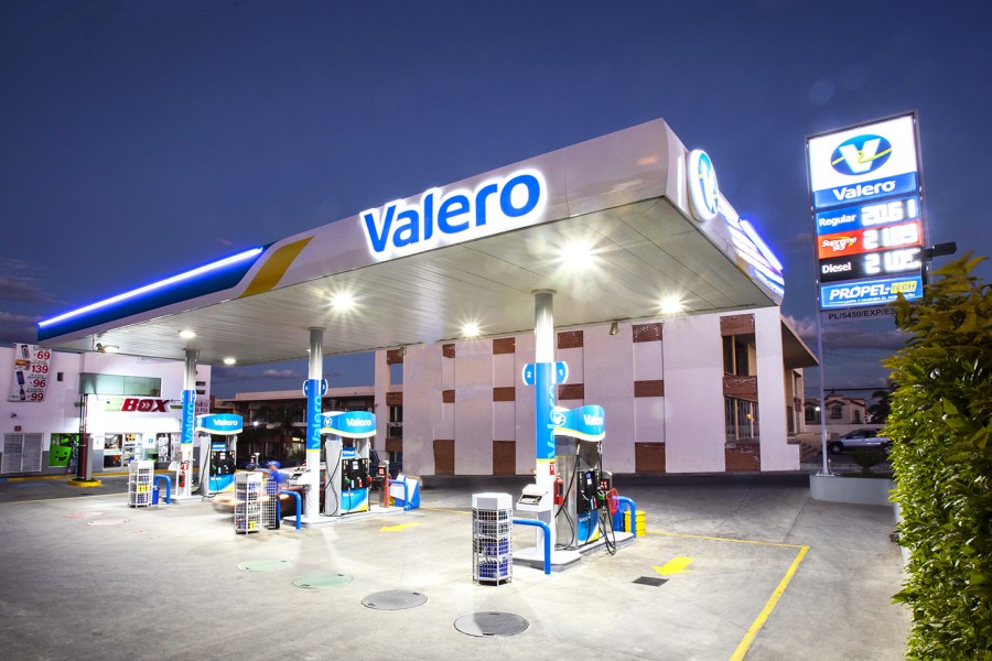 Goldman’s Top Oil Pick Valero Surges 45% YTD on Strait of Hormuz Disruptions

Valero Energy has surged over 45% year-to-date, significantly outperforming the S&P 500, as supply disruptions near the Strait of Hormuz drive demand for U.S. refining capacity.

Why Valero Is Benefiting

Global energy markets have increasingly turned toward U.S. refiners as instability in key Middle Eastern shipping routes raises supply risks. As the largest independent refiner in the world, Valero is positioned to capitalize on tight fuel markets and elevated margins.

Key drivers include:

Rising crack spreads (profit per barrel) for diesel and jet fuel
Supply disruptions affecting Middle Eastern export routes
Strong global demand for refined petroleum products
High refinery utilization rates, enabling near-peak operating efficiency
Impact of Strait of Hormuz Tensions

Ongoing risks around the Strait of Hormuz, through which a significant portion of global oil exports flows, have pushed markets to seek alt