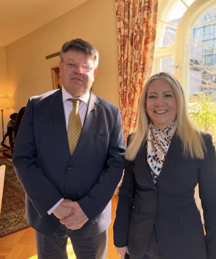 Dr. Petteri Taalas, Director General of the Finnish Metereological Institute/ former Secretary General of the World Metereological Organization, and Ambassador Belen Sapag at the British Embassy in Helsinki (2025).