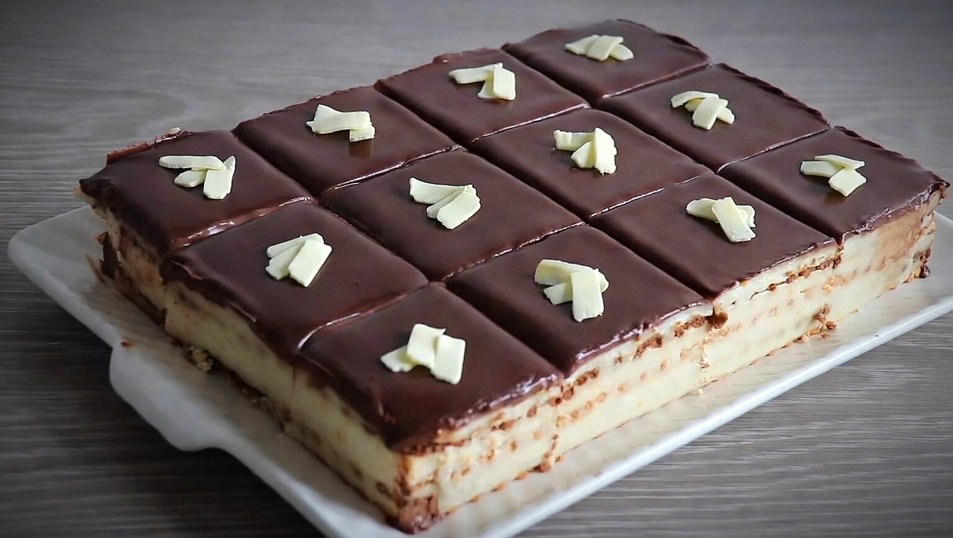 Evdeki Pastane sayfamızda videolu ve yazılı anlatımıyla beğenilerinize sunduğumuz Bisküvili Yaş Pasta Tarifi, kolay ve pratik yapımı ile gözde ikramlarınızdan biri olacaktır.