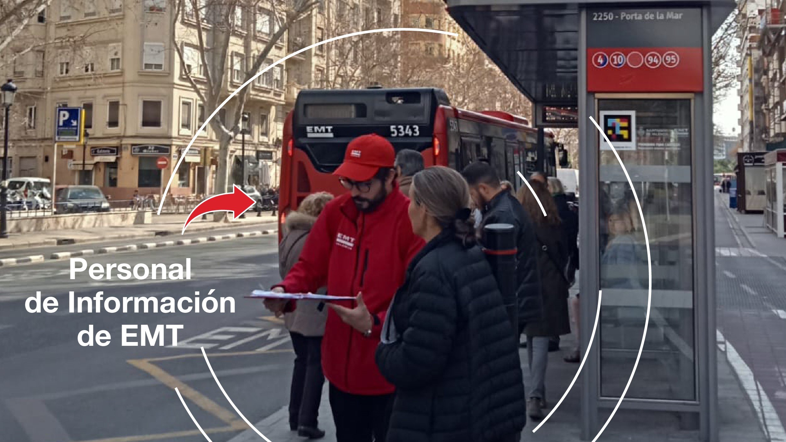 Personal de información de EMT en chaqueta roja atendiendo a pasajeros junto a un autobús en una parada.