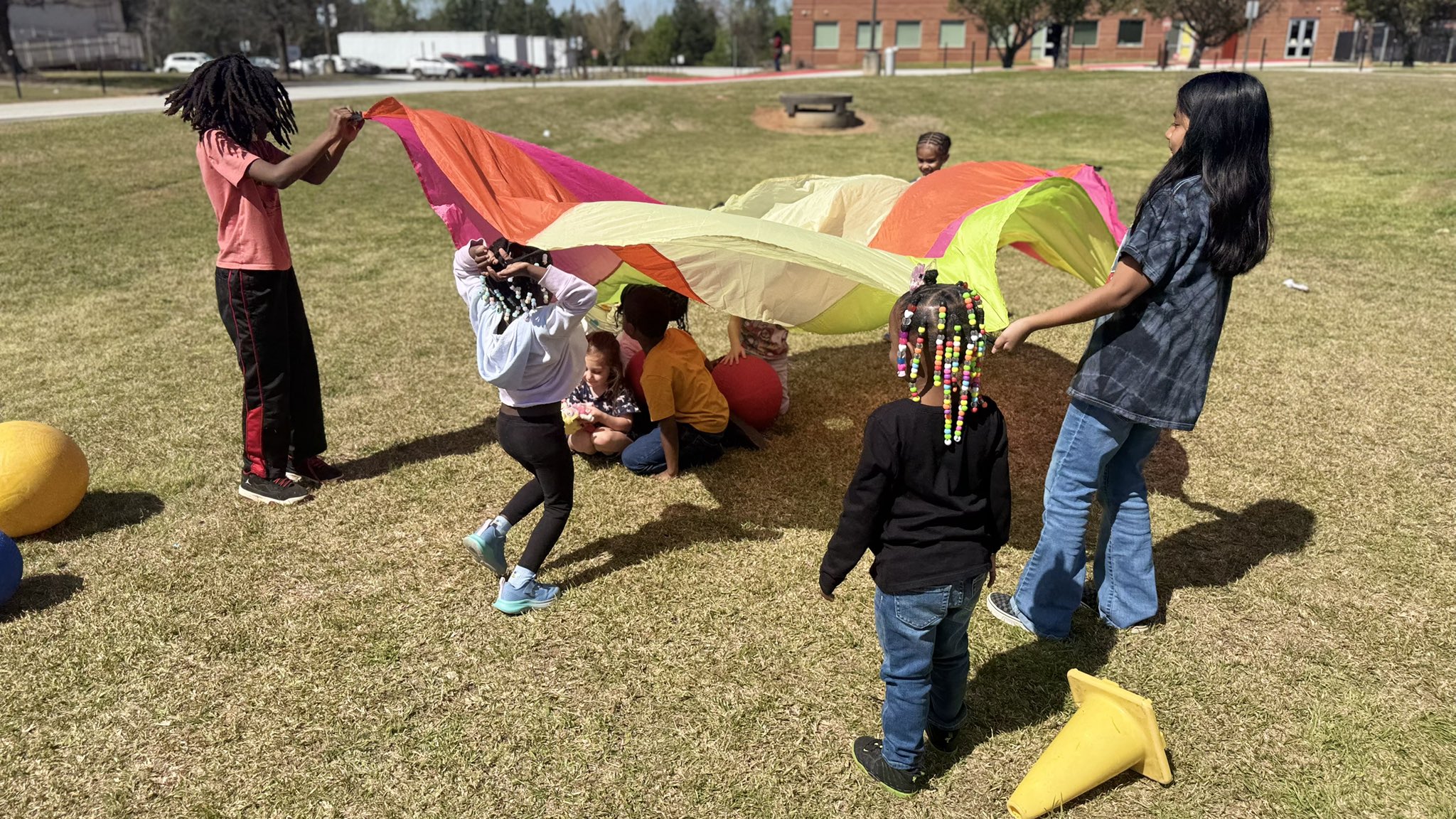 “Up, up, and away! Parachute fun after school 🎉”
#AfterSchool #AfterSchoolProgram #AfterSchoolFun #OutOfSchoolTime