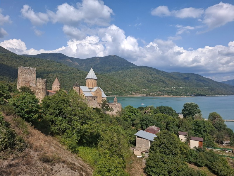 Fortezza di Ananuri lungo la Strada Militare Georgiana, Georgia.