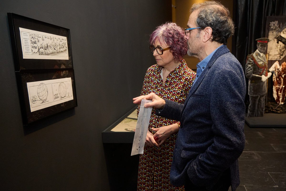 La consejera de Cultura, Deporte y Turismo, Rebeca Esnaola, y Javier Balda, comisario de la exposición ‘Ficcionar el presente’. Foto: IÑIGO ALZUGARAY / GOBIERNO DE NAVARRA.