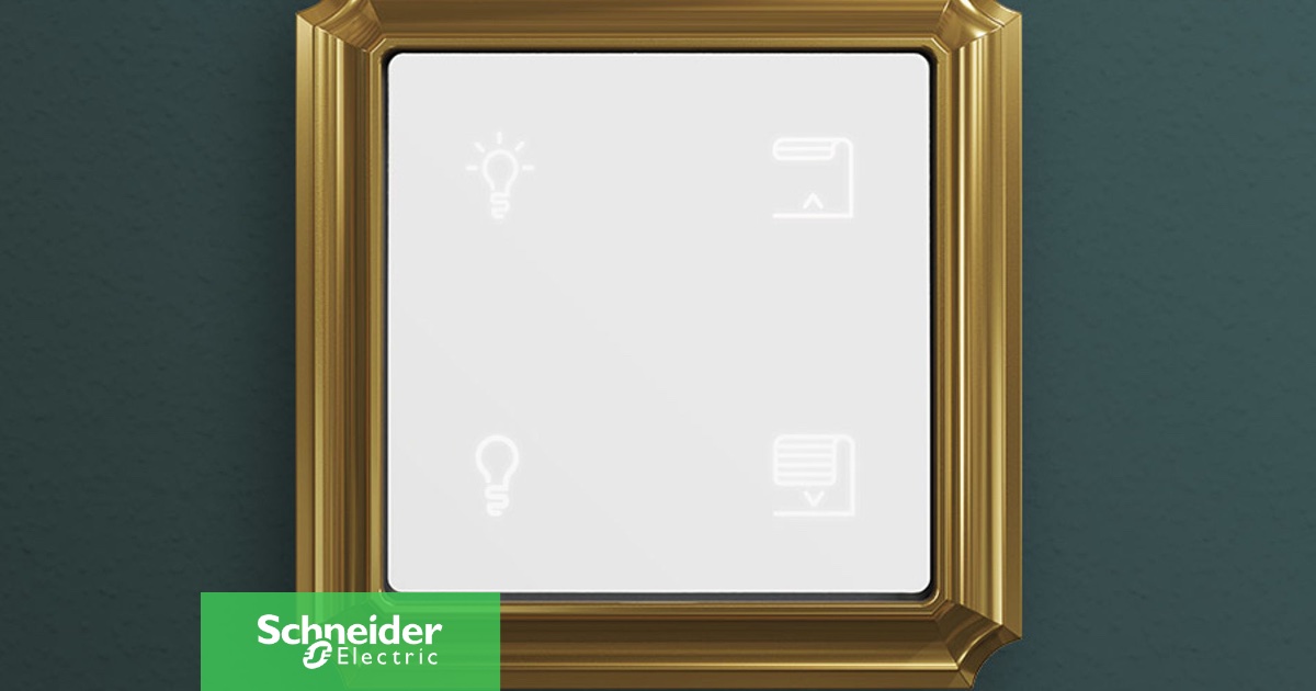 Ein Schalter von Schneider Electric mit goldenem Rahmen an einer dunkelgr\u00FCnen Wand, mit Symbolen f\u00FCr Beleuchtung und Jalousien.