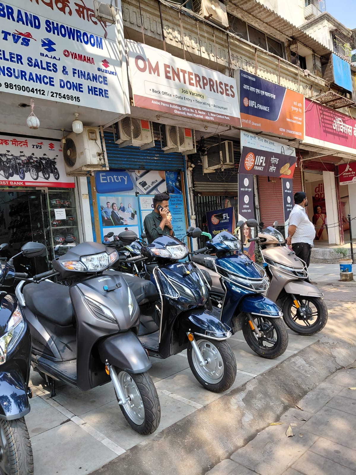 हे तिघे त्यांच्या टोळीचेच आहेत, ऑफिसच्या बाहेर उभे राहून येणाऱ्या candidates वर लक्ष ठेवतात, जेणेकरून scam झालेल्या लोकांनी इतरांना काही सांगू नये.