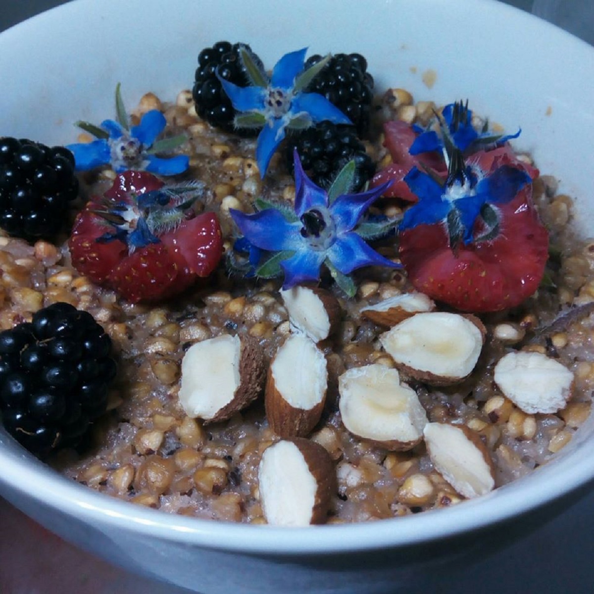 Porridge, lait de coco, kasha, graines de lin, fruits, ig bas