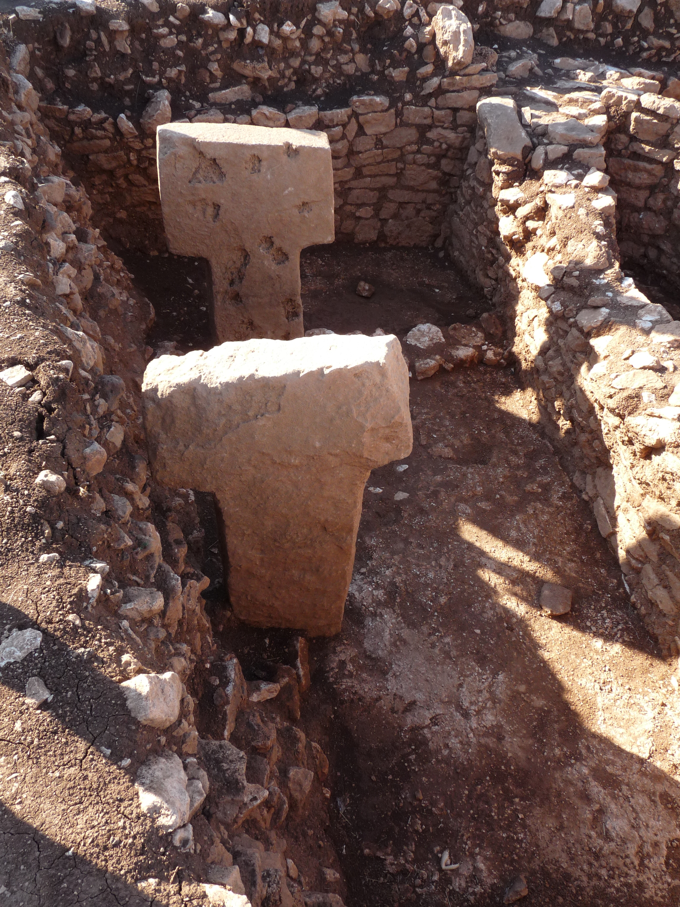 Alt Text: [MLTN Standard: High Confidence] Archäologische Ansicht des nivellierten Fundaments bei Sefer Tepe (Güldoğan 2026). Diese Hardware beweist vorab geplante Technik und exekutive Aufischt und identifiziert den Fundort als ein Verwaltungs-Satelliten des #Portasar Hubs, nicht als ein primitives Ritualzentrum.