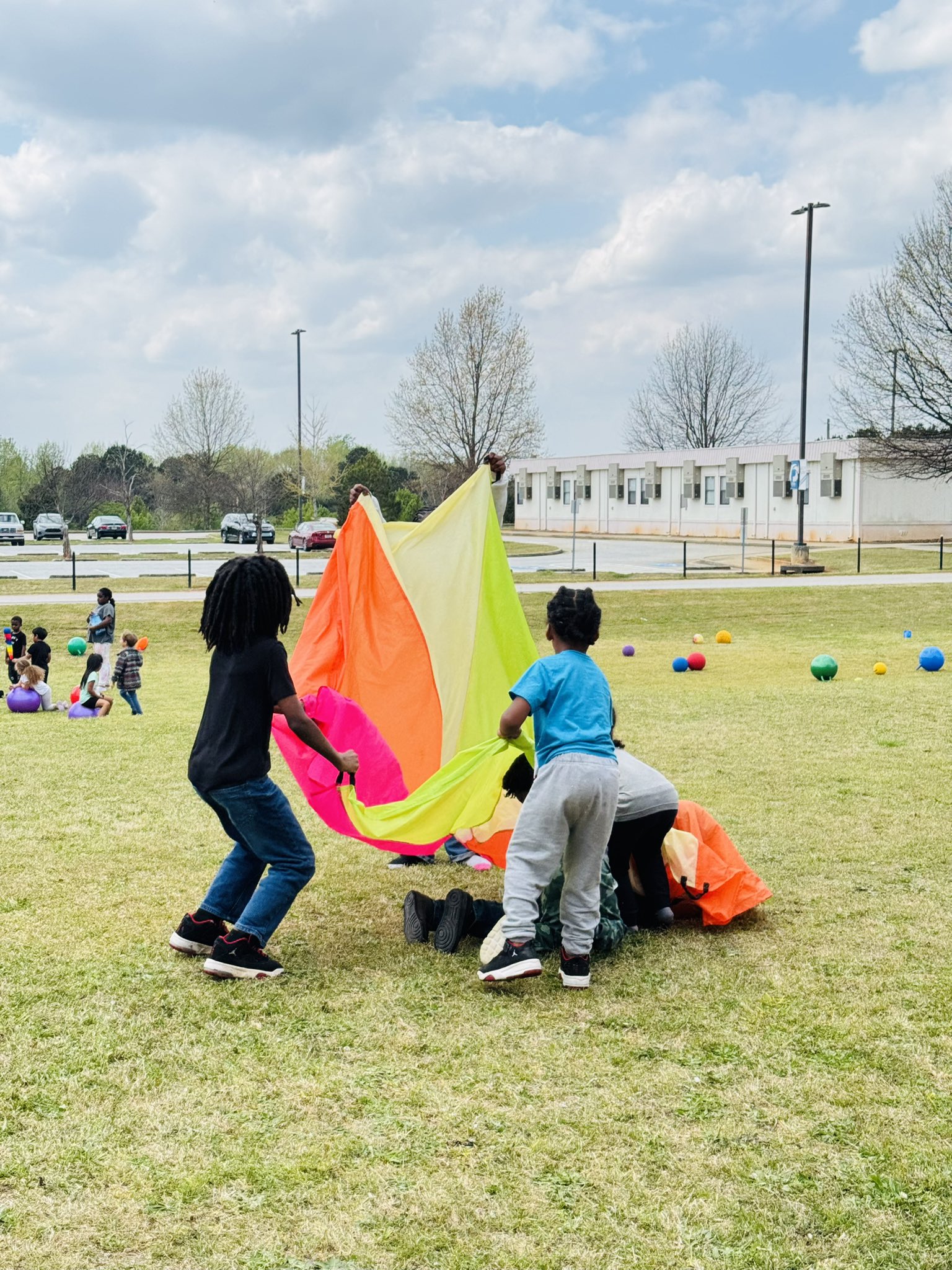 Afterschool energy + a parachute plate = pure joy in motion. These kiddos keep the fun spinning.
#Afterschool #AfterschoolProgram
#YouthDevelopment #dph
#KidsActivities #pat
