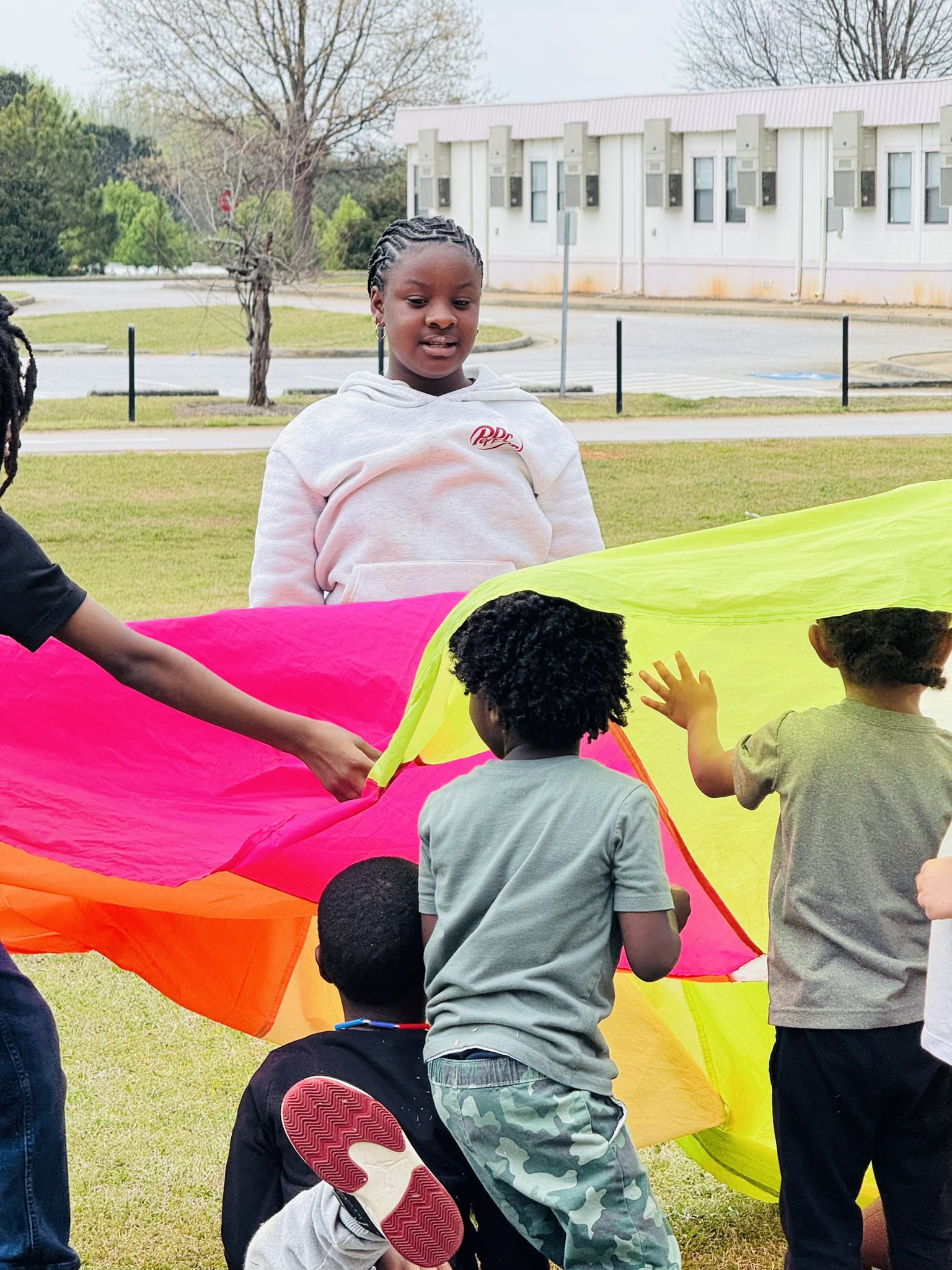 Afterschool energy + a parachute plate = pure joy in motion. These kiddos keep the fun spinning.
#Afterschool #AfterschoolProgram
#YouthDevelopment #dph
#KidsActivities #pat