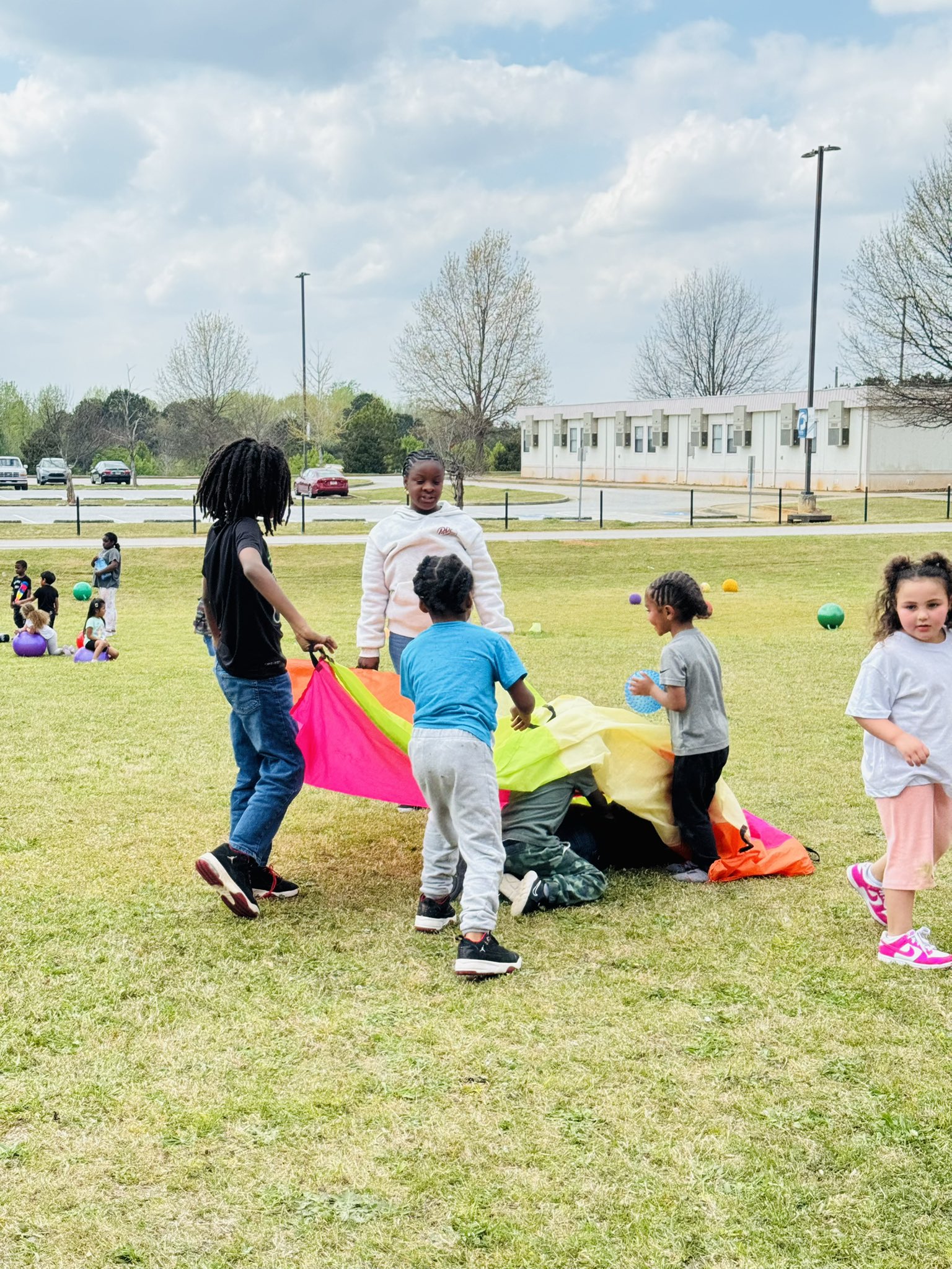 Afterschool energy + a parachute plate = pure joy in motion. These kiddos keep the fun spinning.
#Afterschool #AfterschoolProgram
#YouthDevelopment #dph
#KidsActivities #pat