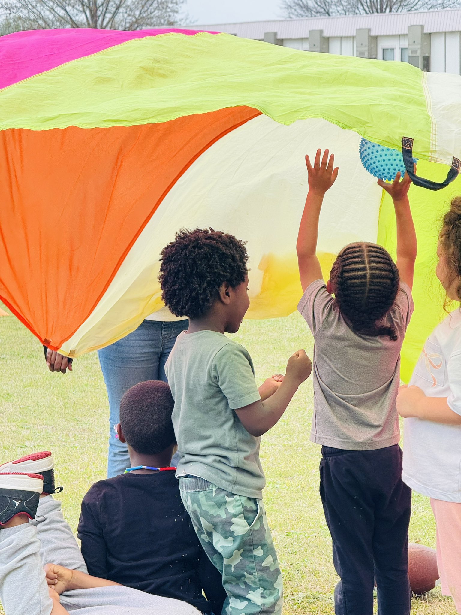 Afterschool energy + a parachute plate = pure joy in motion. These kiddos keep the fun spinning.
#Afterschool #AfterschoolProgram
#YouthDevelopment #dph
#KidsActivities #pat