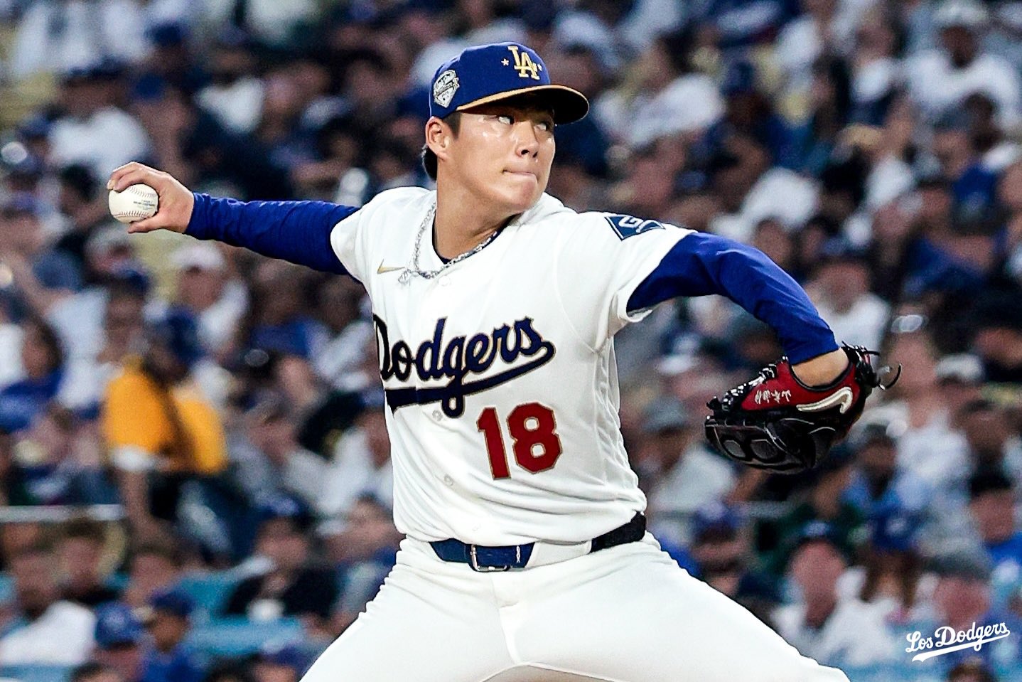 Yoshinobu Yamamoto se prepara para lanzar.