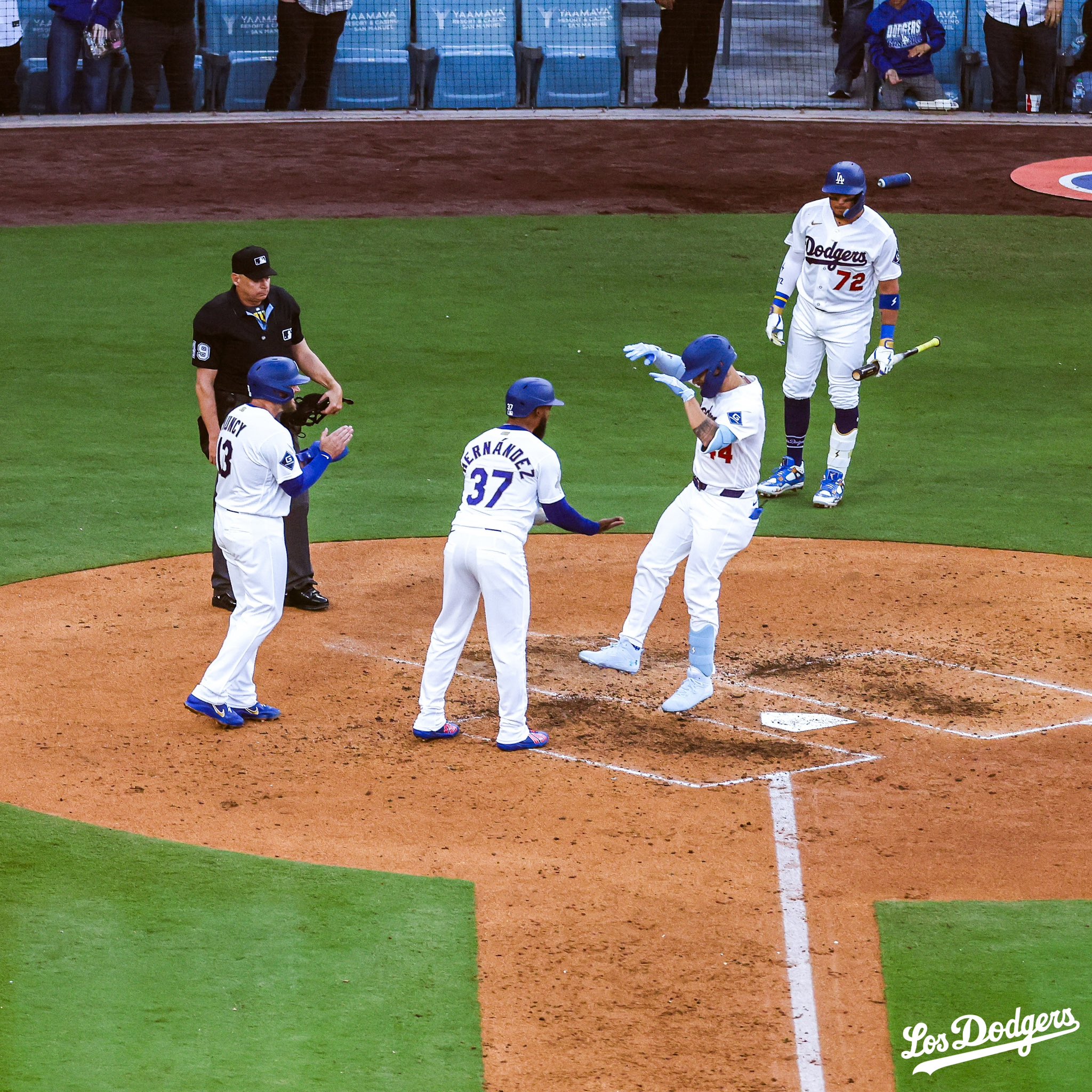 Andy Pages es recibido en el plato por Teoscar Hernández, Max Muncy y Miguel Rojas.
