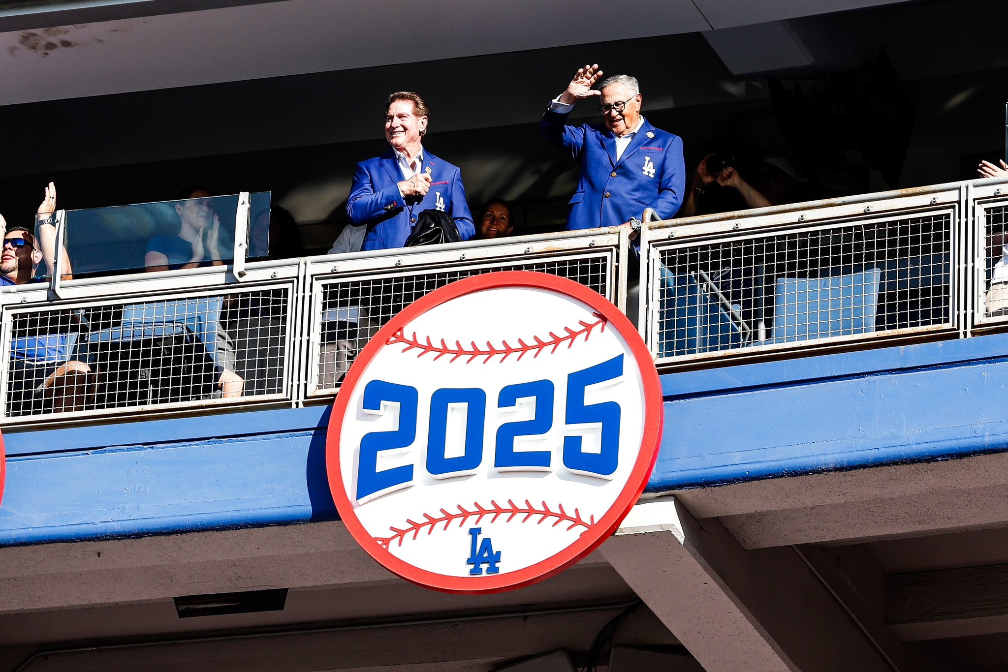 Steve Garvey y Jaime Jarrín develan el letrero de campeones de la Serie Mundial 2025.