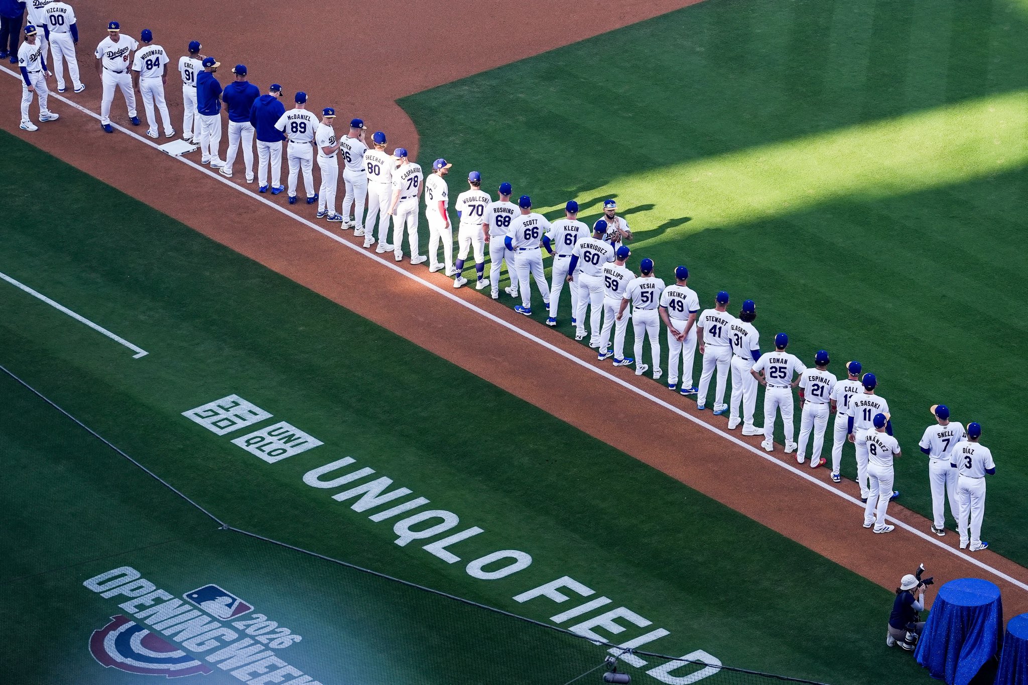 Jugadores de Los Dodgers se forman en línea por tercera base.