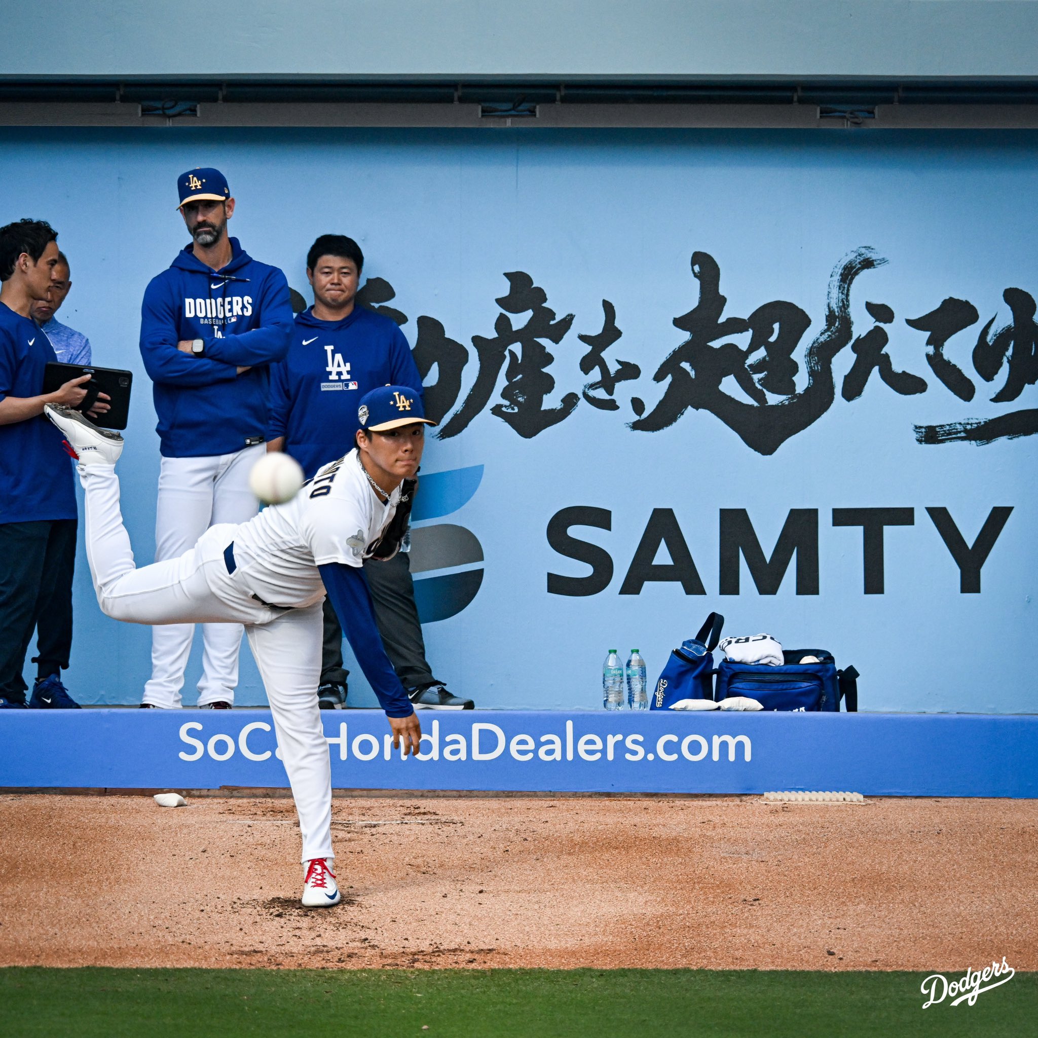 A photo of Yoshinobu Yamamoto throwing in the bullpen before the start of the game.