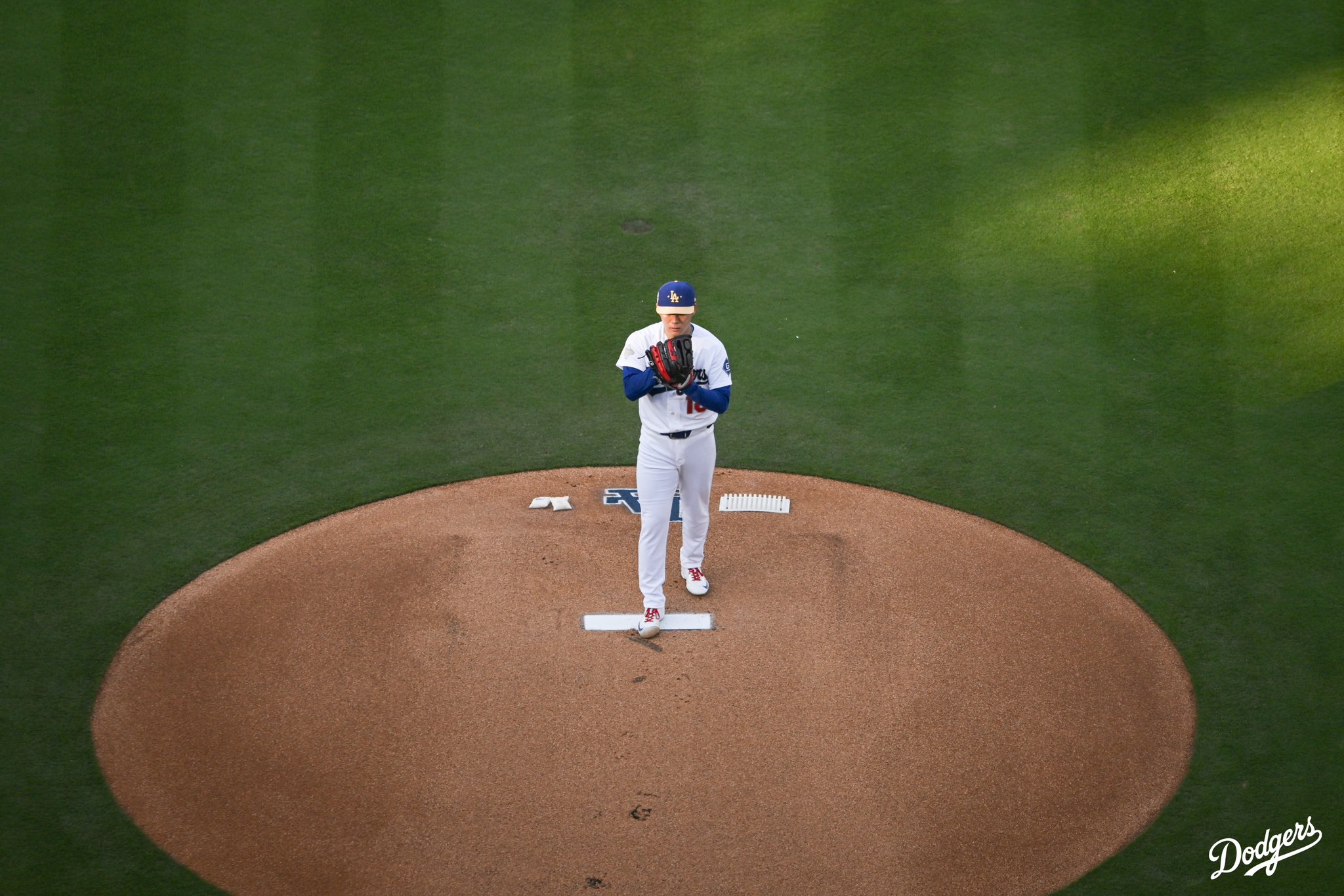 A photo of Yoshinobu Yamamoto on the mound before throwing a pitch.