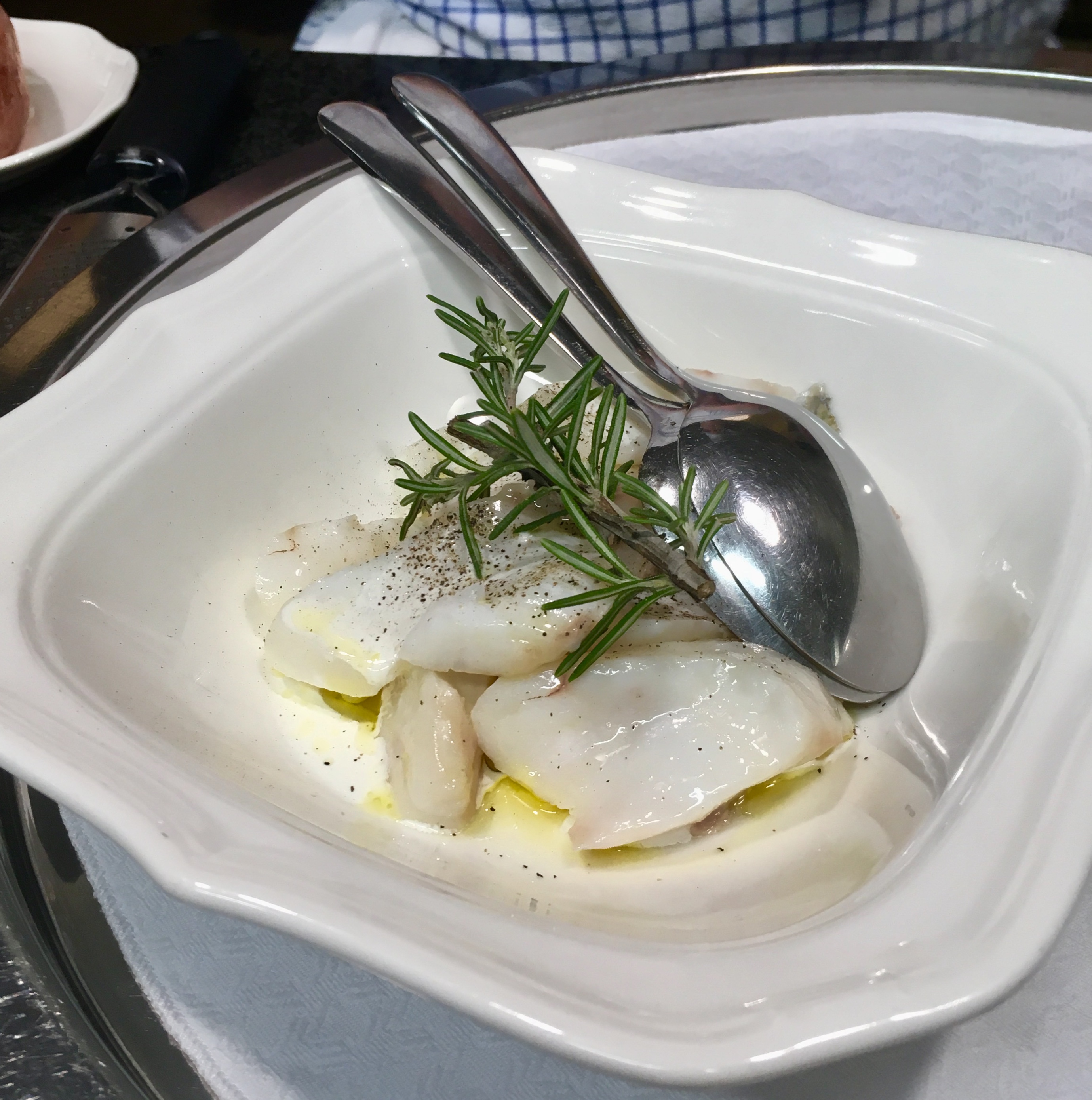 👉 Venerdì 27 Marzo 2026 a cena …
🔴Per cominciare….
Pane , burro nocciola , limone e chiodi di garofano
Uovo all’uovo cacio e pepe
Baccalà fritto in tempura , gambi di catalogna in carpione , le sue foglie lessate , maionese all’olio extravergine di oliva e origano
🔴Per continuare….
Baccalà sfogliato , scarola ammosciata , farinata bianca , salsa al pomodoro , maggiorana e olive nere
🔴Per terminare…..
Torta al limone , il suo sorbetto , amarene , chantilly e mandorle amare
Piccola pasticceria
€. 60,00 p. p. vini esclusi
pane e coperto inclusi
⚠⚠⚠ LE PRENOTAZIONI VENGONO PRESE SOLO TELEFONICAMENTE AL NUMERO ☎️+39 031 931 982
❗❗❗
#27marzo #cena #Cucinaitaliana #UNESCO #follower