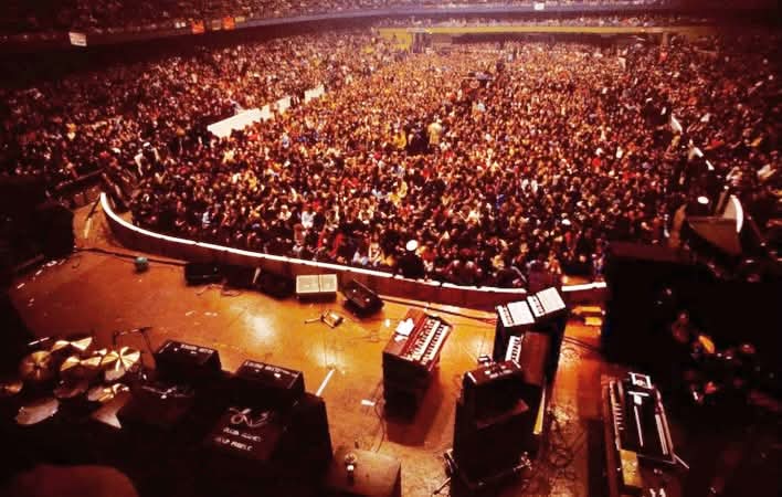 L'esatto posizionamento sul palco delle tastiere di Jon Lord: Organo Hammond + Ring Modulator Maestro, N.2 Arp Odyssey, Piano RMI, Marshall e Leslie Amps (Deep Purple, Chicago 1974) 🤟 💜 

#JonLord #DeepPurple 