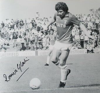 Ronnie Glavin in action for Barnsley FC.