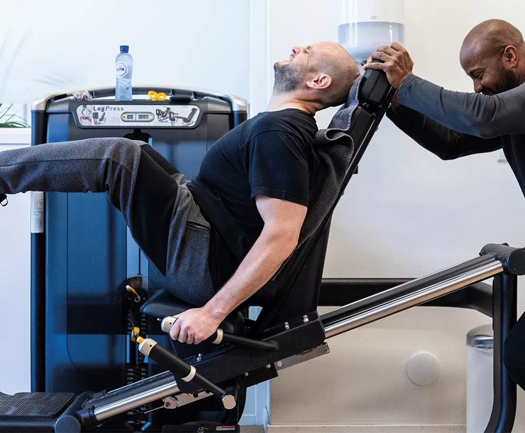 How do you reduce muscle pain, and what really helps? When you suffer from muscle pain, you naturally want to reduce it as quickly as possible. Prevention is always better than cure. Therefore, always ensure you do a proper warm-up to activate your muscles. This loosens and warms up your muscles, allowing them to perform better during a workout. Additionally, it is important to do a cool-down at the end of your workout. If you do experience muscle pain, you naturally want to reduce it as quickly as possible. The most important thing is to give your muscles enough rest to recover. So, do not train extra when you already have muscle pain, as this can lead to overtraining and ultimately perhaps even injuries. It is important, however, that you stay active, but do so at a light intensity.
Would you like to become more muscular ? When you train hard, your muscles become overloaded and small tears occur. This can eventually lead to muscle pain.