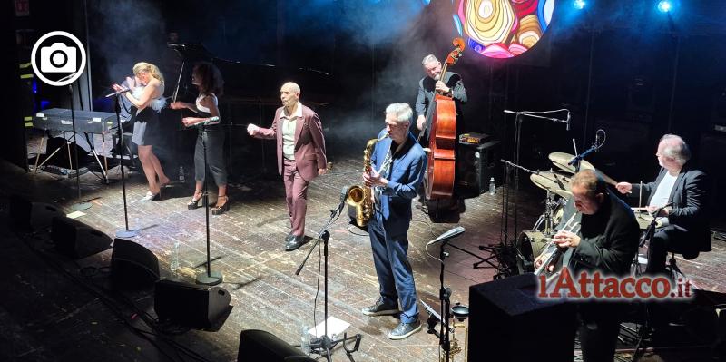 Giordano in jazz: pubblico in piedi per ballare sulle note della storica band britannica dei Matt Bianco