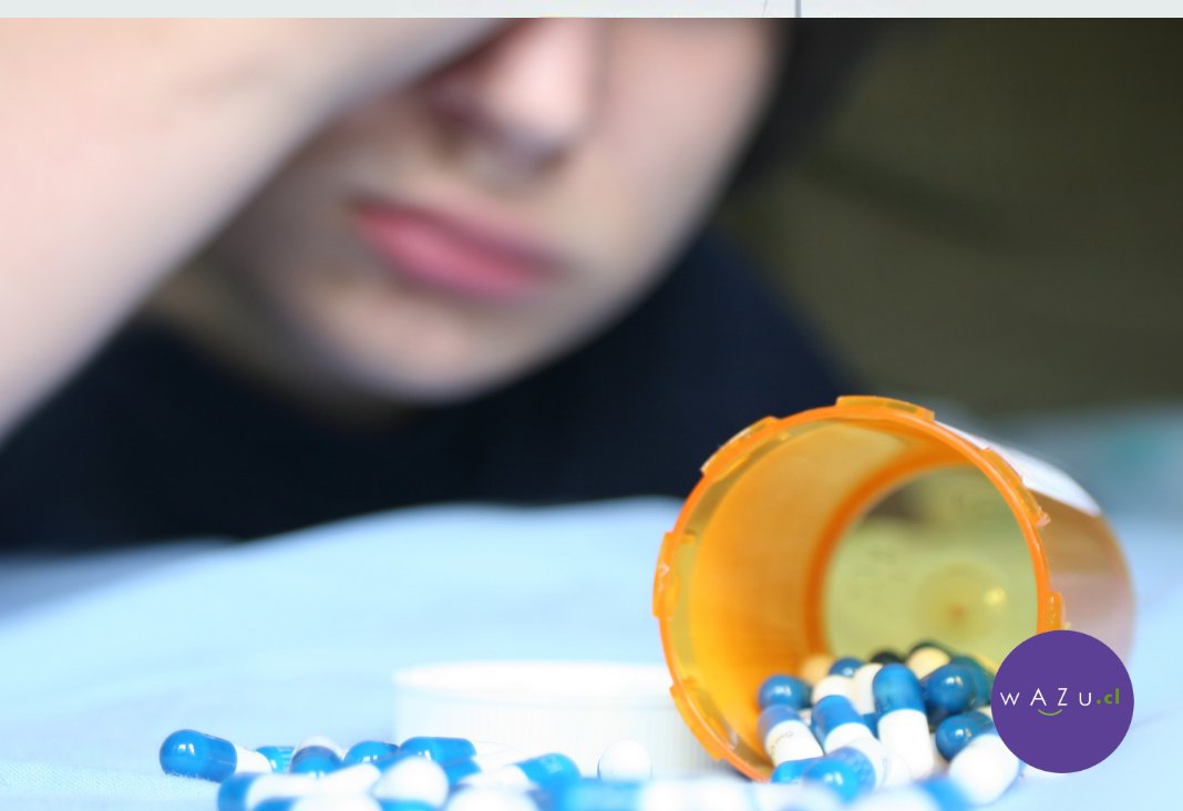 Fotografía de un envase de medicamentos y detrás un niño