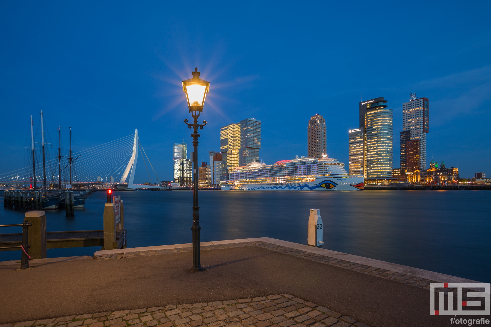Het Aida Prima aan de Cruise Terminal in Rotterdam vanuit de Veerhaven