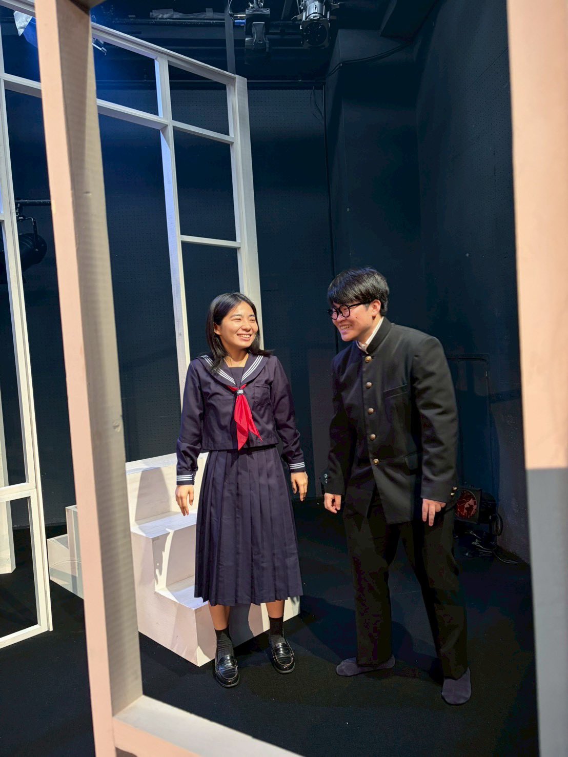 左から
アヤネ役南山莉來さん
シンヤ役廣瀬智晴
向き合って笑っている