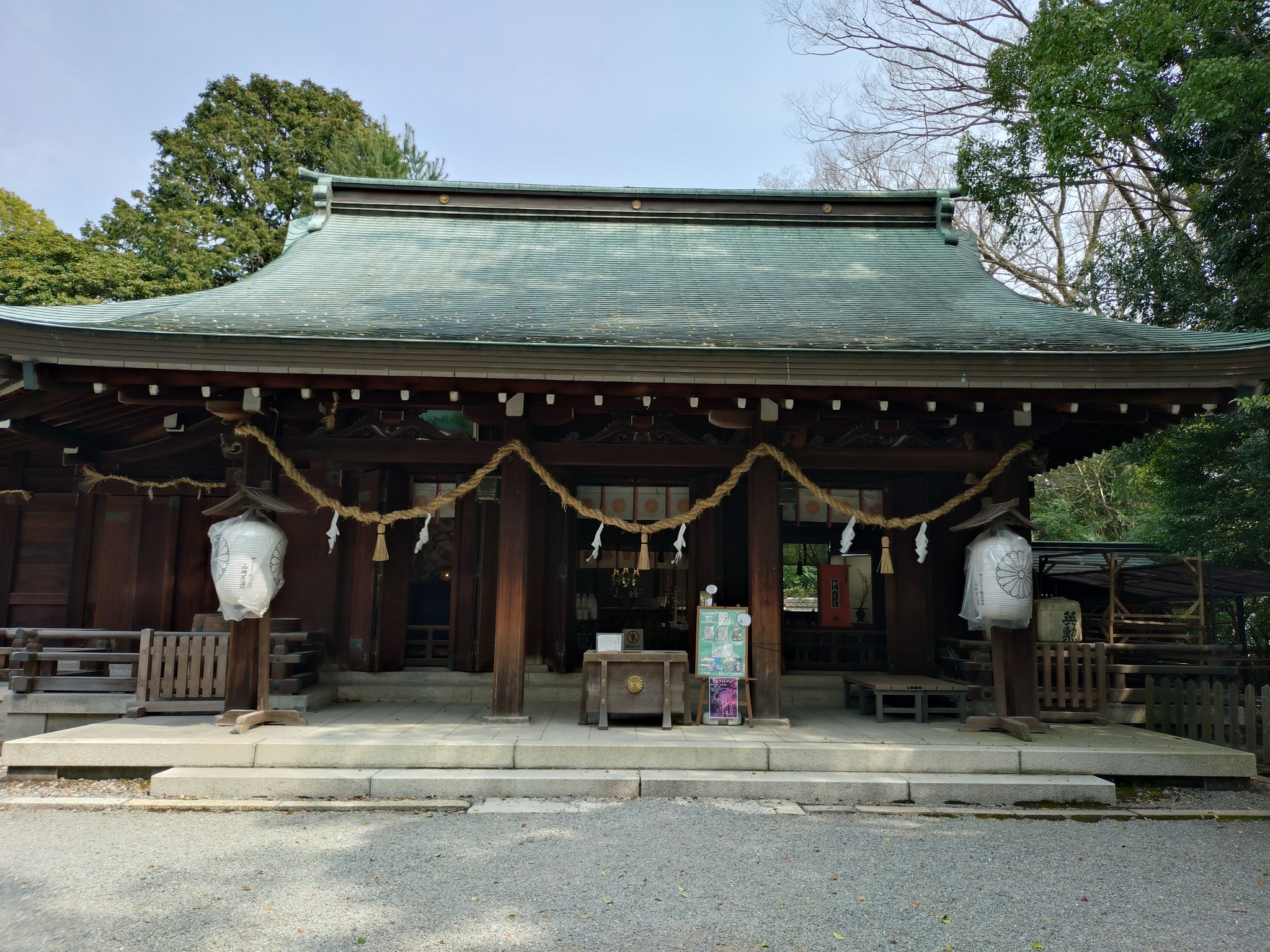 御社殿。家内安全を祈願する。