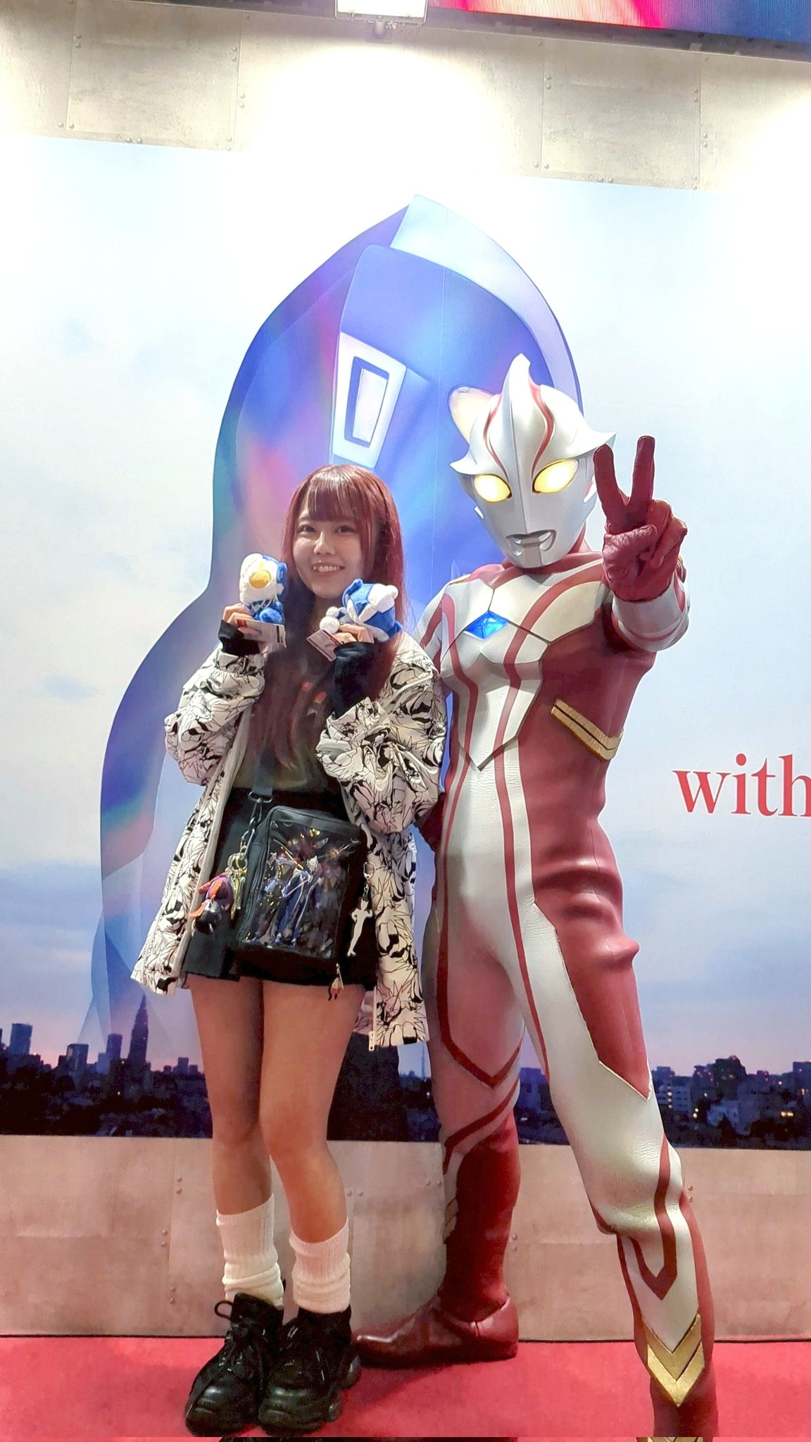 元気いっぱいなメビウスとヒカリとツルギ持参のオタク