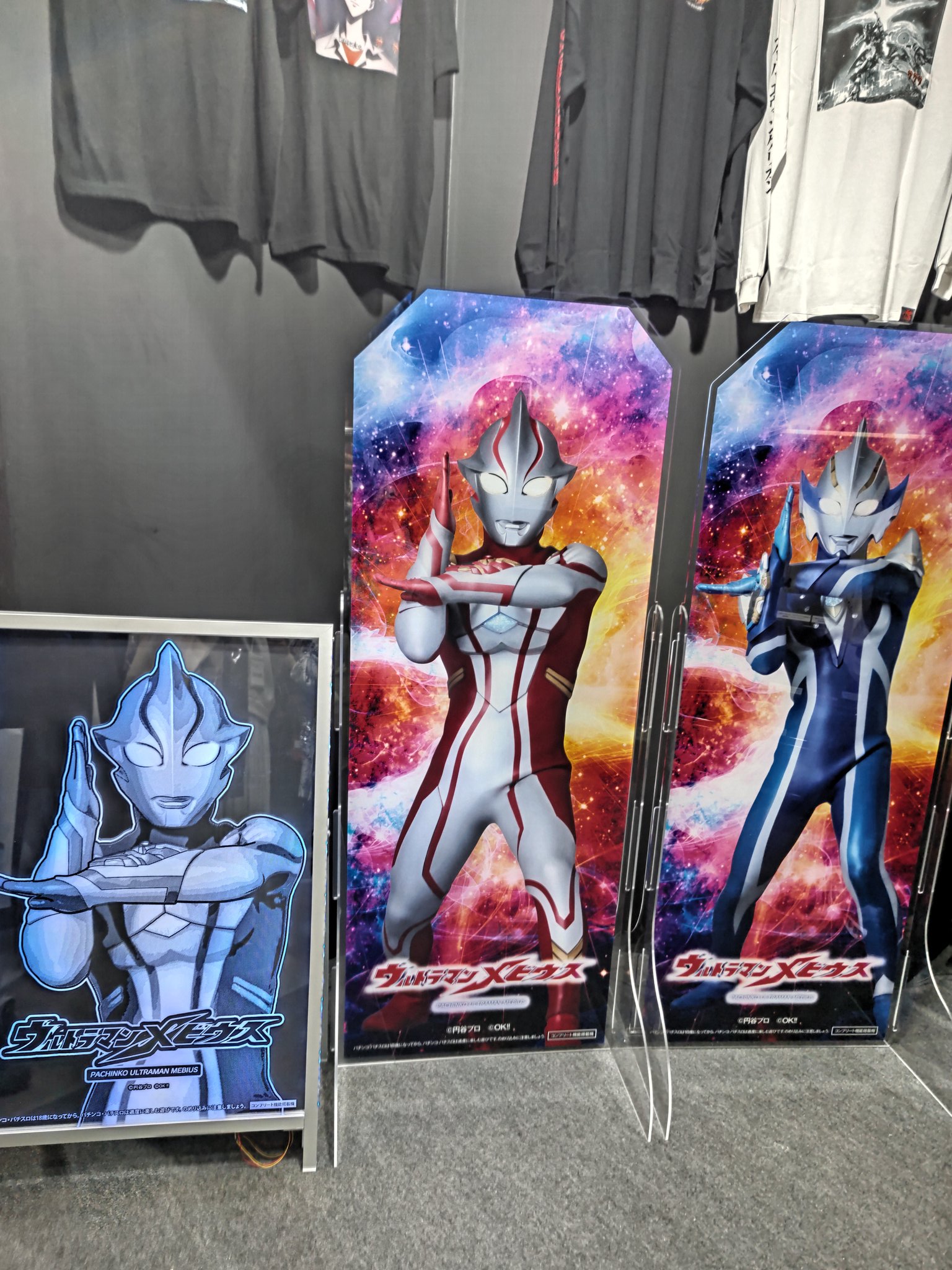 ホールに設置することができるアクリルパネル