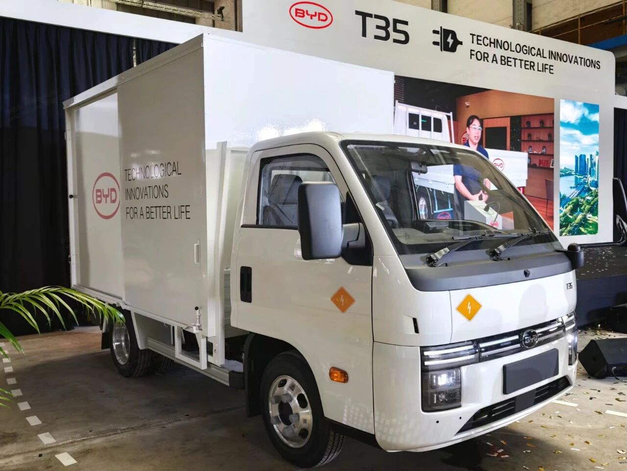 BYD T35 Electric Truck Launched in Singapore ⚡
Urban-ready EV truck for logistics 