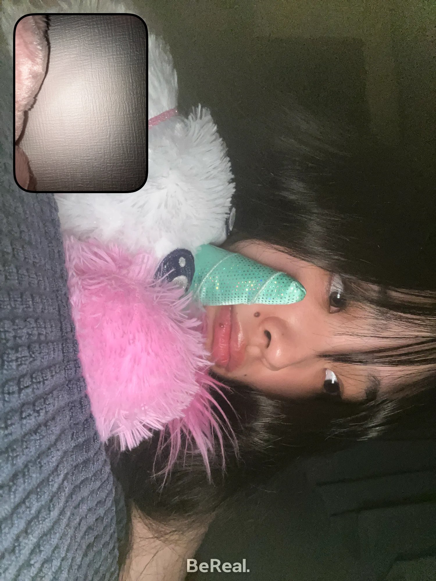 フラッシュですっぴんをなんとか誤魔化してるレズと🦄