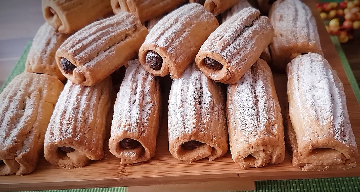 Enfes iç harçlı dolgusu ve şık görünümü ile çok seveceğiniz ikramlıklardan biri olmaya aday kurabiyeler hazırlanan Hurmalı Rulo Kurabiye Tarifi, Evdeki Pastane sayfamızda tüm yapım aşamalarıyla bilgilerinize sunulmuştur.